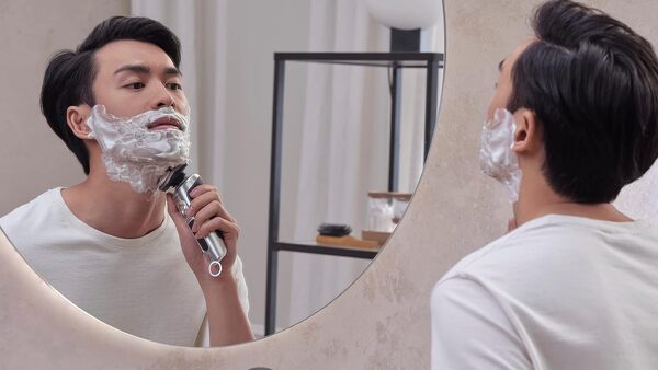 Philips Rasoir électrique Series 9000 Prestige, chrome brillant, système de rasage Lift & Cut, technologie SkinIQ, socle de recharge Qi, styler la barbe, tondre le nez, (modèle SP9871/22)