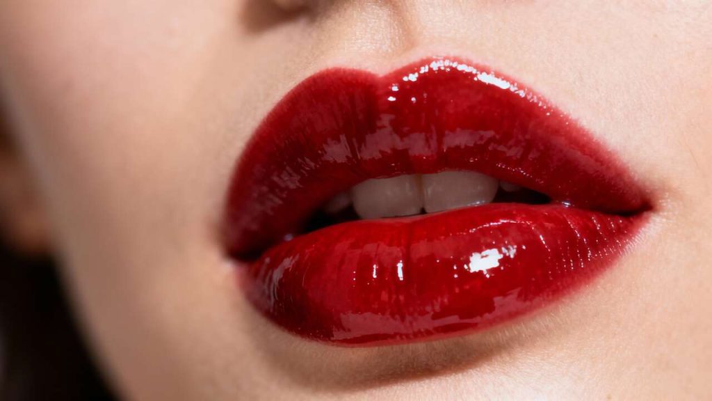 Sublimer vos lèvres avec un maquillage cerise : conseils beauté