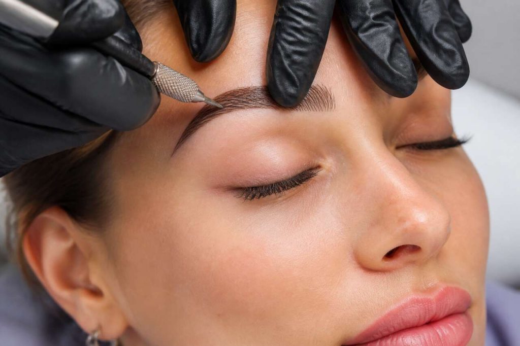 Microblading naturel : qu'est-ce que la technique de micro-tatouage des sourcils ?